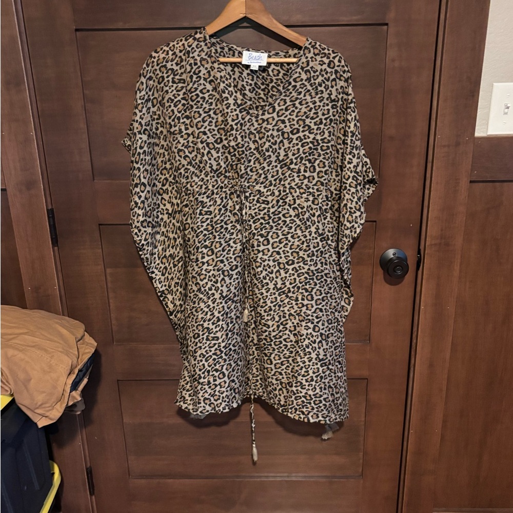 beachlunchlounge Animal Print V-Neck Top